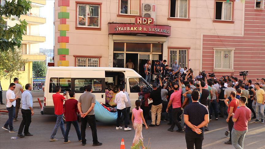 HDP önündeki oturma eyleminde 'battaniye' gerginliği