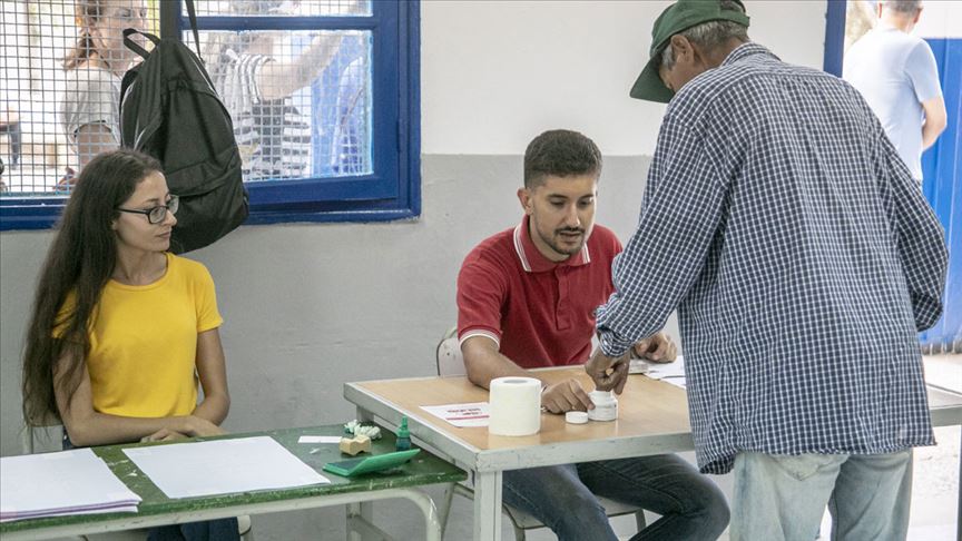 Tunus'ta seçimin ikinci turu 'Anayasa Profesörü ve tutuklu medya patronunun'