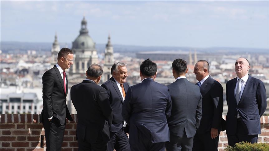 تشاووش أوغلو يلتقي رئيس الوزراء المجري في بودابست