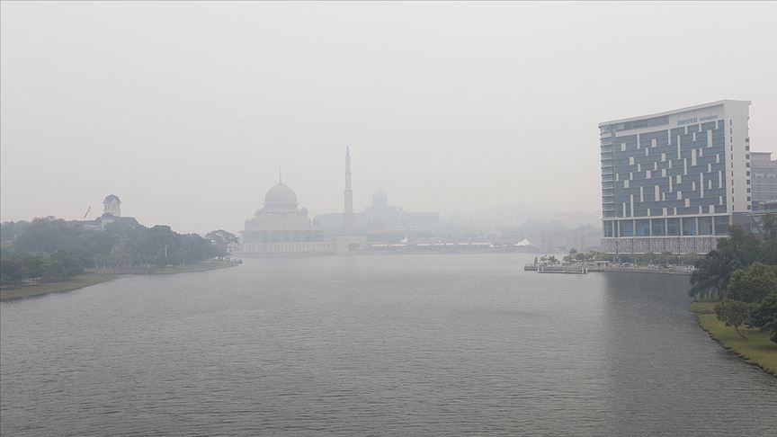 Malezya'nın idari başkenti Putrajaya duman bulutları altında