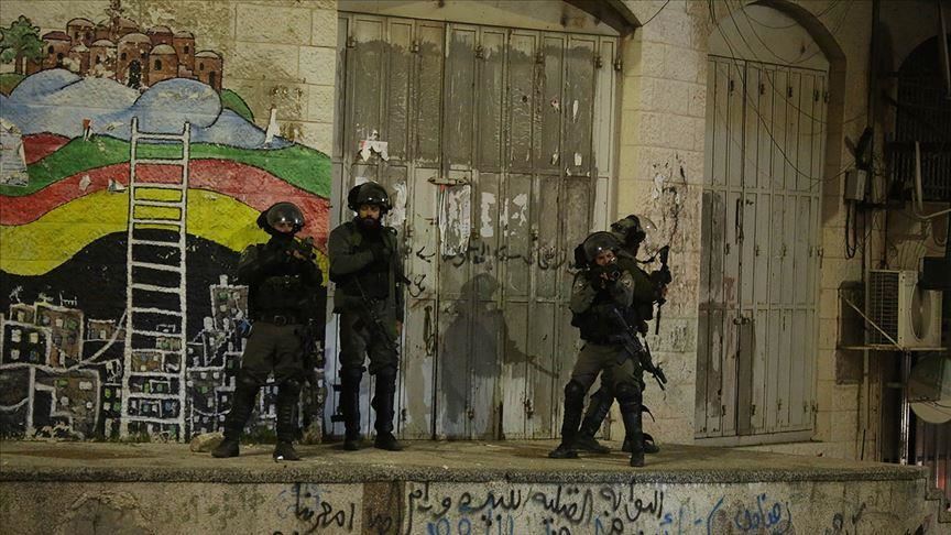 Израелските сили продолжуваат со ноќните рации, приведени 23 Палестинци