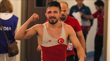 Süleyman Atlı altın madalya için minderde