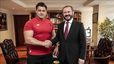 Riza Kayaalpê şampiyonê dinyayê AA ziyaret kir