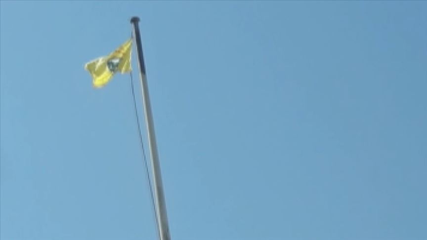 YPG PKK bir bayrağını indirip diğerini astı