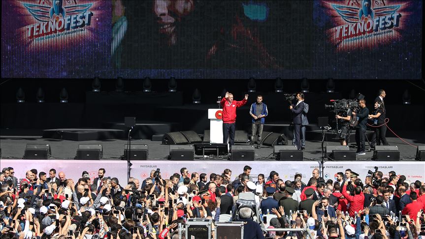 Erdoğan viziton festivalin teknologjik Teknofest në Stamboll