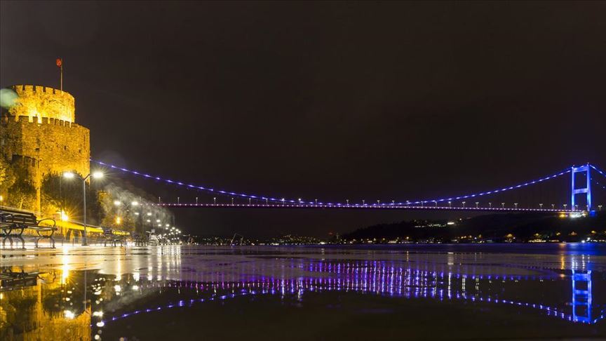 Мостовите во Истанбул осветлени за да го свртат вниманието кон карциномот на глава и врат