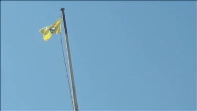 YPG/PKK bir bayrağını indirip diğerini astı