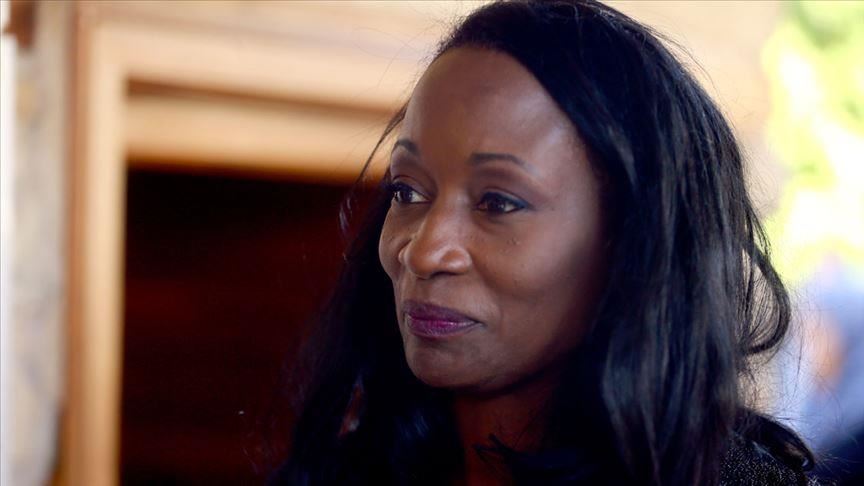 المغنية الأمريكية "ديلا مايلز" تزور متحف "مولانا" وسط تركيا