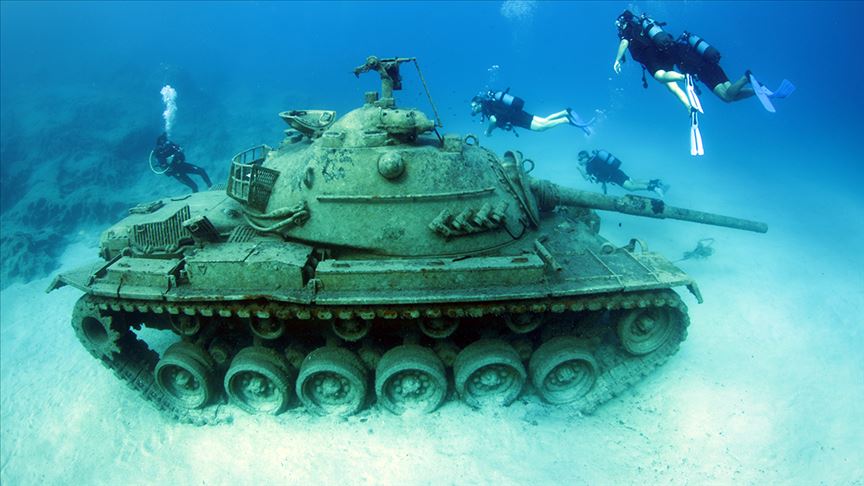 دبابة في أعماق البحر تجذب هواة الغطس في أنطاليا التركية