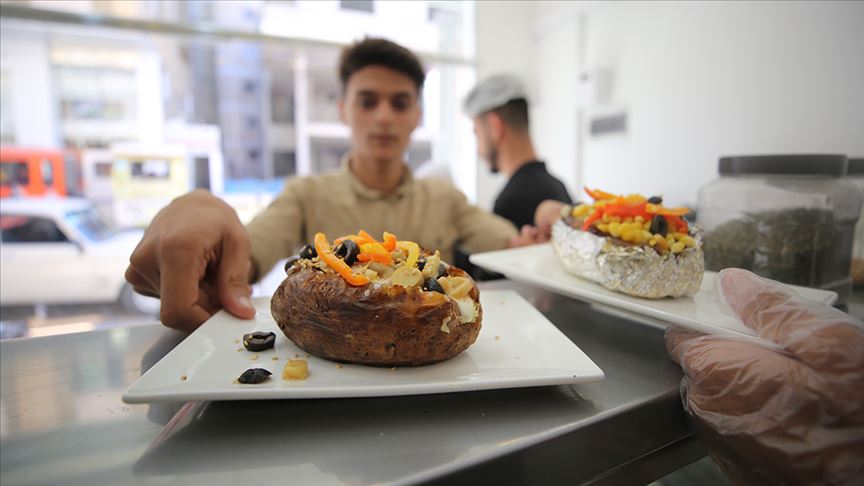 وجبة "كومبير" التركية تلقى رواجا بغزة على يد شابة فلسطينية (تقرير)