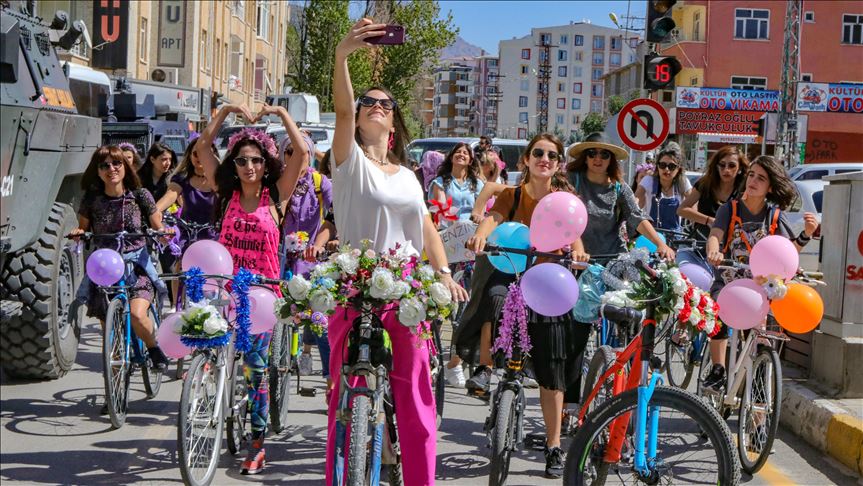 Turquie : les femmes fêtent la "Journée mondiale sans voiture"
