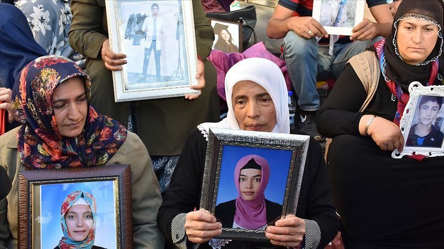 تركيا.. أمهات ديار بكر يعتصمن لليوم الـ20 أمام مقر "الشعوب الديمقراطي"