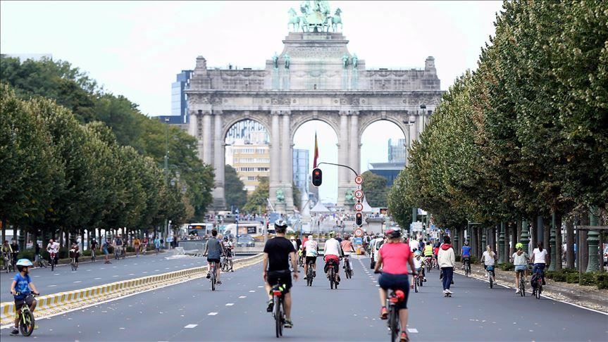 Денот без автомобили во Брисел ги намами мештаните на прошетка по пустите улици