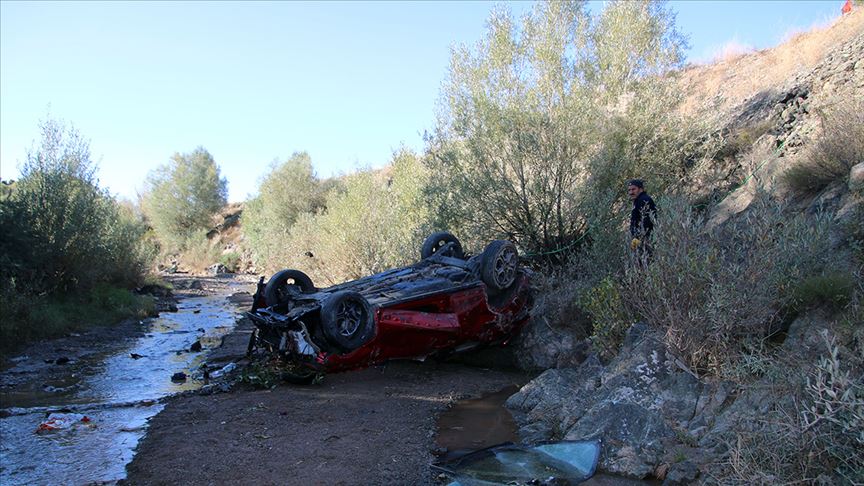 Sivas'ta baba ile 3 oğlu dere yatağına devrilen otomobilde can verdi