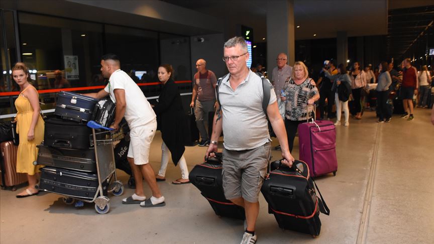 'Thomas Cook'un misafirlerinden 1050 turist Antalya'dan gönderildi'