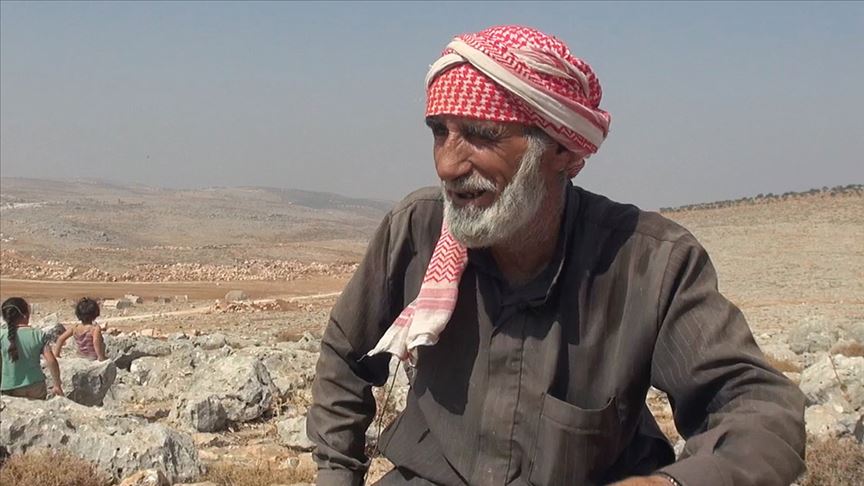 Yerinden edilen 72 yaşındaki Suriyeli geçinmek için taş kırıyor
