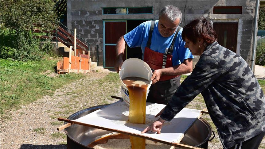 Užurbane pripreme za zimu: Porodica Kunovac iz Ustikoline ima pune ruke posla