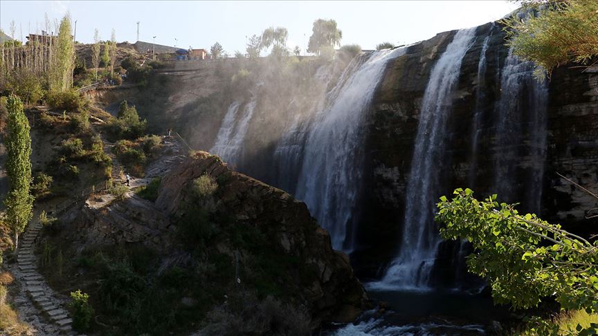 Doğa harikası 'Tortum Şelalesi' ziyaretçilerini cezbediyor