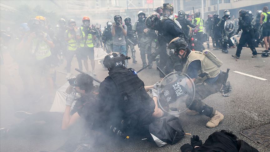 Hong Kong polisinden protestoculara biber gazıyla müdahale
