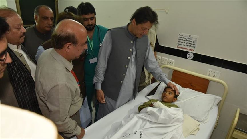 Pakistan: PM visits quake-hit areas as survivors groan