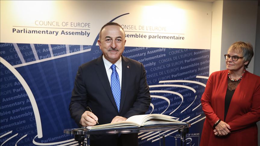 Alto diplomático turco acusa a presidente francés de hipocresía
