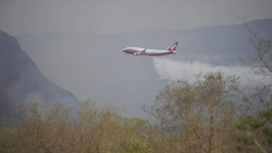 En Bolivia un avión descargó 70 mil litros de agua para sofocar incendio en Cochabamba