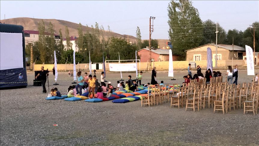 Turkey: Festival treats village kids to open-air cinema