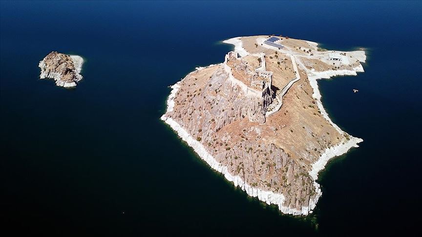 tarihi pertek kalesi turistlerin ugrak