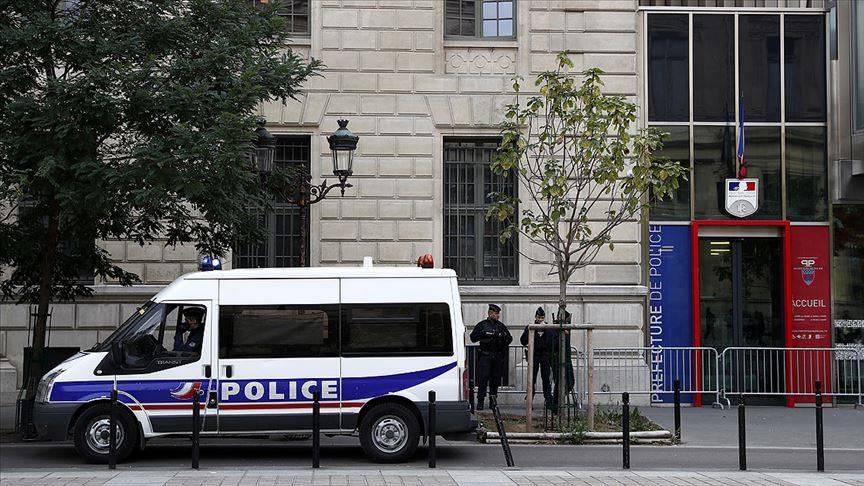 Мужчина с ножом напал на полицейских в Париже