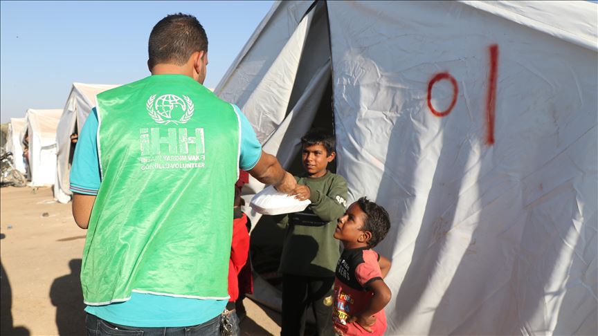 Turkish aid group distributes meals to Idlib residents