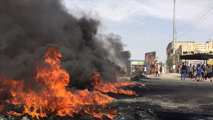 Irak'ta göstericiler bazı hükümet binalarını ateşe verdi