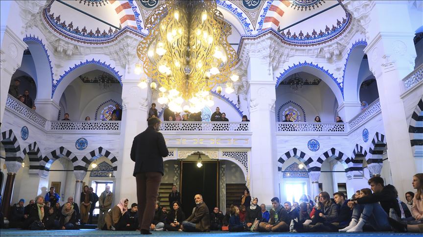 Musulmanes en Alemania dieron la bienvenida a visitantes en el Día de la Mezquita Abierta