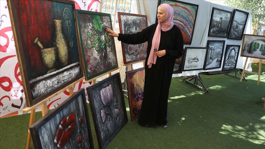 فنانة فلسطينية تحول العجينة للوحات فنية