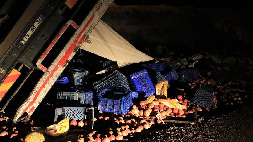 Antalya'da nar yüklü kamyon devrildi: 3 ölü 