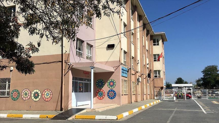 "التربية التركية" تفند شائعات حول دوافع "انتحار" تلميذ سوري 