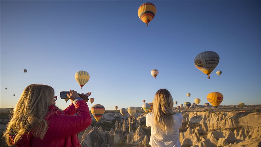 Kapadokya'da balonlar 437 bin kişiyi uçurdu