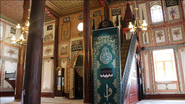 مسجد 217 ساله با دیوارهای مزین به تصاویر زیبای طبیعت