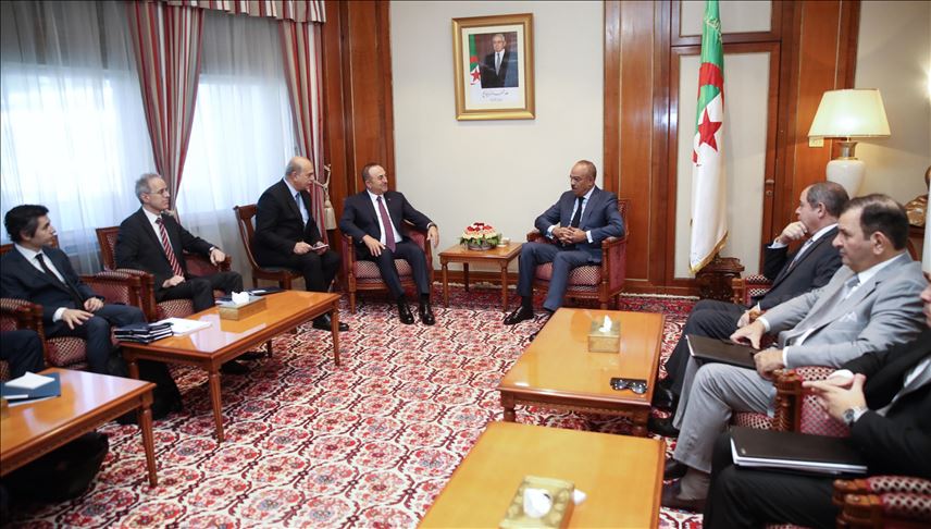 Algérie : Mevlut Cavusoglu reçu par le premier ministre algérien