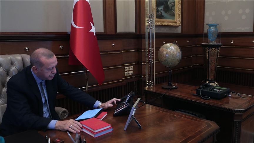 الرئاسة التركية تنشر صور لحظة إعطاء أردوغان أمر البدء بـ"نبع السلام"
