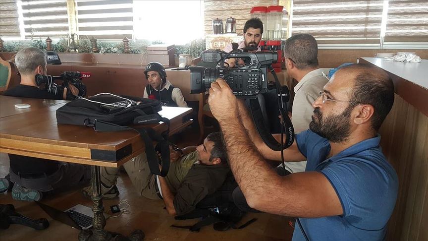 YPG gazetecileri hedef aldı, iki AA muhabiri yaralandı