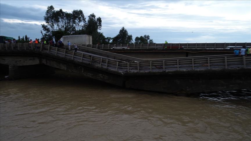 Mueren tres personas tras colapso de un puente en China