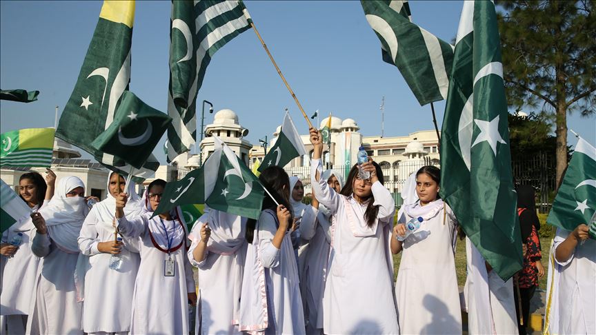 Pakistanis form human chain in solidarity with Kashmir