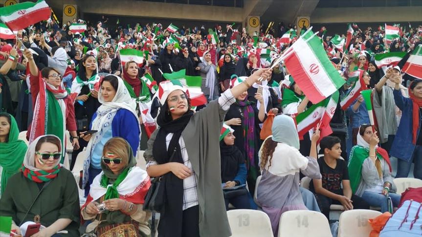 زنان ایرانی برای نخستین بار وارد استادیوم آزادی شدند