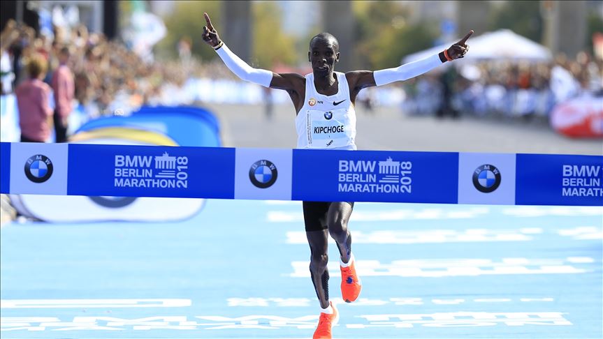Atleta de Kenia pasa a la historia al finalizar una maratón en menos de dos horas