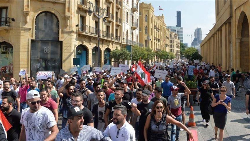 "موجوع يا ناس".. صرخة ألم من قلب تظاهرات بيروت (تقرير)