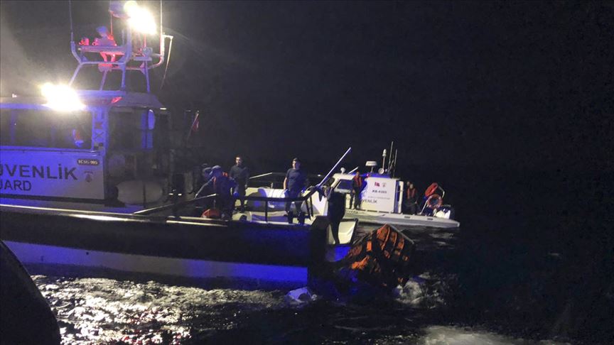 مصرع طفل وإنقاذ 33 إثر غرق مركب مهاجرين غربي تركيا 