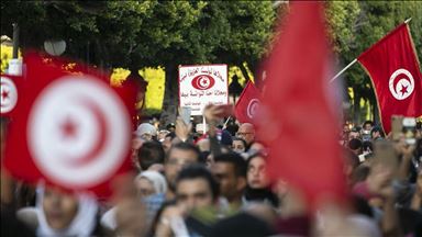 آلاف التونسيين يحتفلون بفوز قيس سعيد
