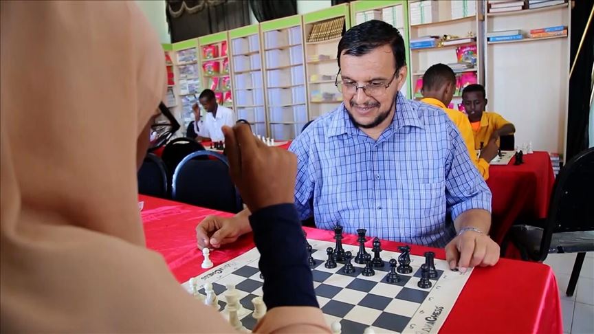 لأول مرة بالصومال.. رقعة الشطرنج بين طلاب "الأناضول"