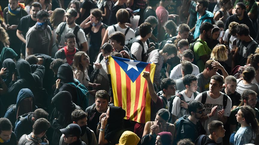 Tras caótica noche continúan las protestas en Cataluña 