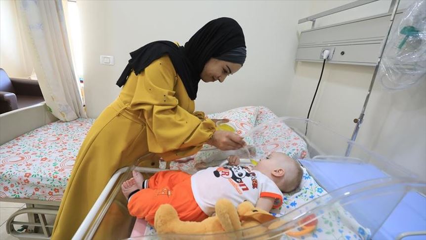 فلسطينية تتطوع لرعاية "رضيع" منعت إسرائيل والدته من مرافقته للعلاج